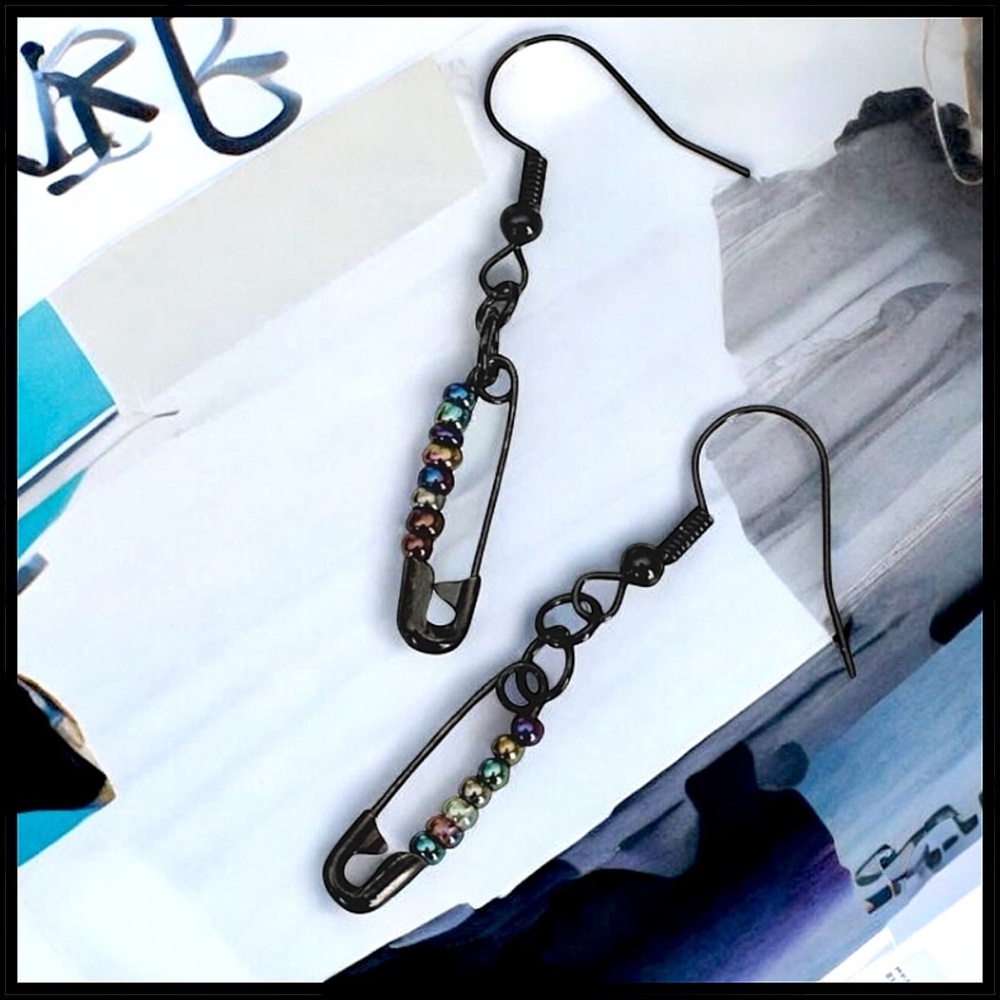 5 For $25💫Small Punk Rocker
Black Safety Pin Iridescent Beads Dangles Earrings
